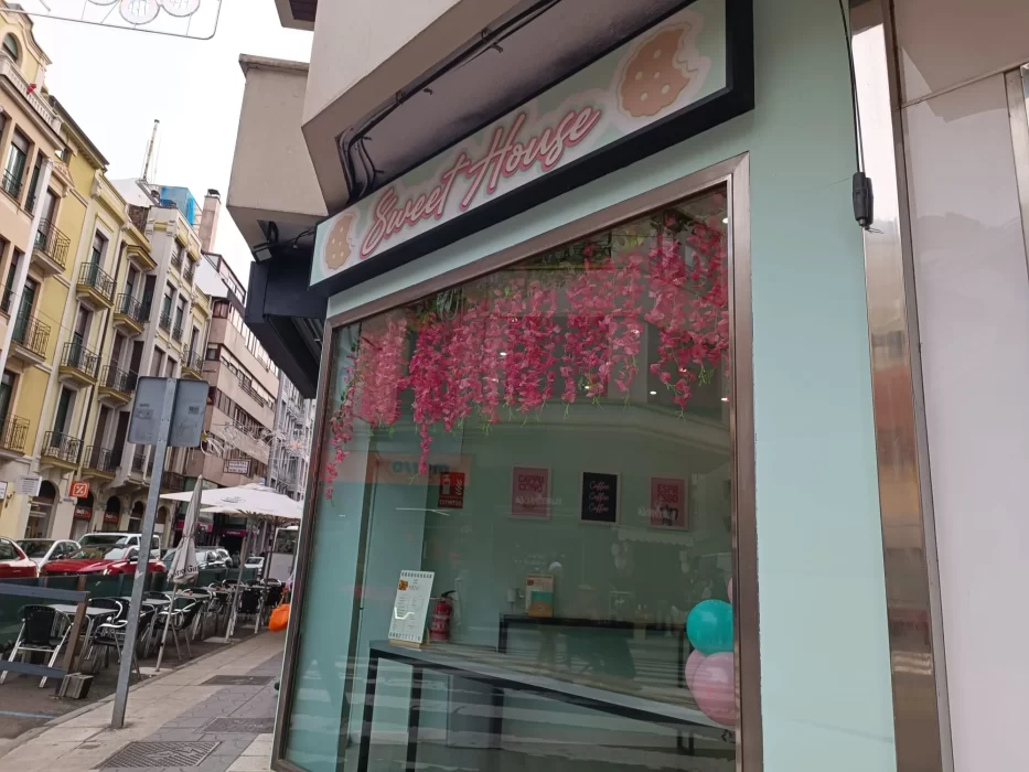 Así es la excepcional cafetería que vende Crumbl Cookies en León 1