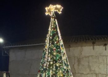 Un árbol de ganchillo que ilumina un pueblo de León