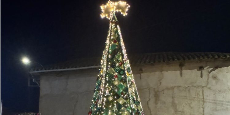 Un árbol de ganchillo que ilumina un pueblo de León