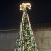 Un árbol de ganchillo que ilumina un pueblo de León