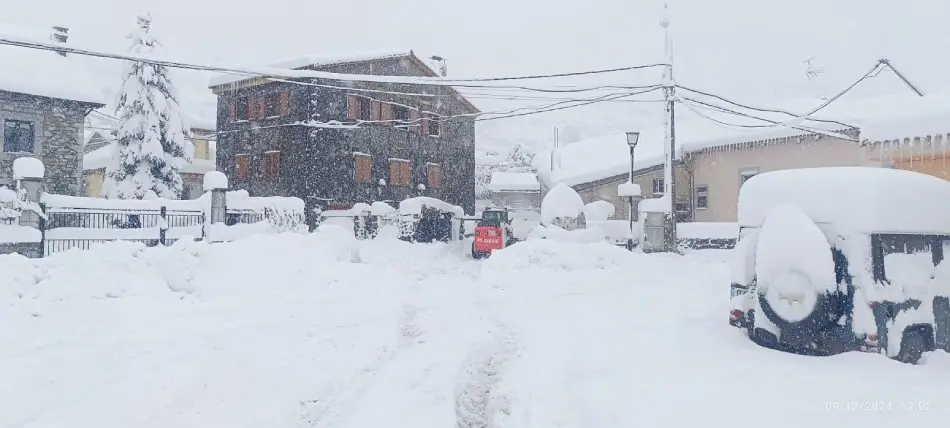 Una increíble capa de nieve cubre este pueblo de León 1