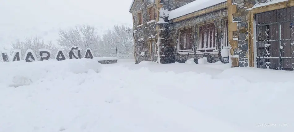 Una increíble capa de nieve cubre este pueblo de León 2