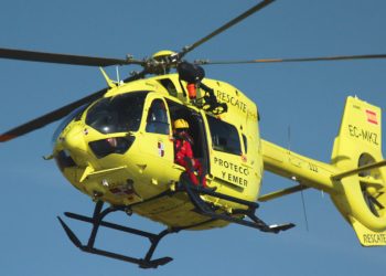 La mujer fue rescatada en helicóptero.