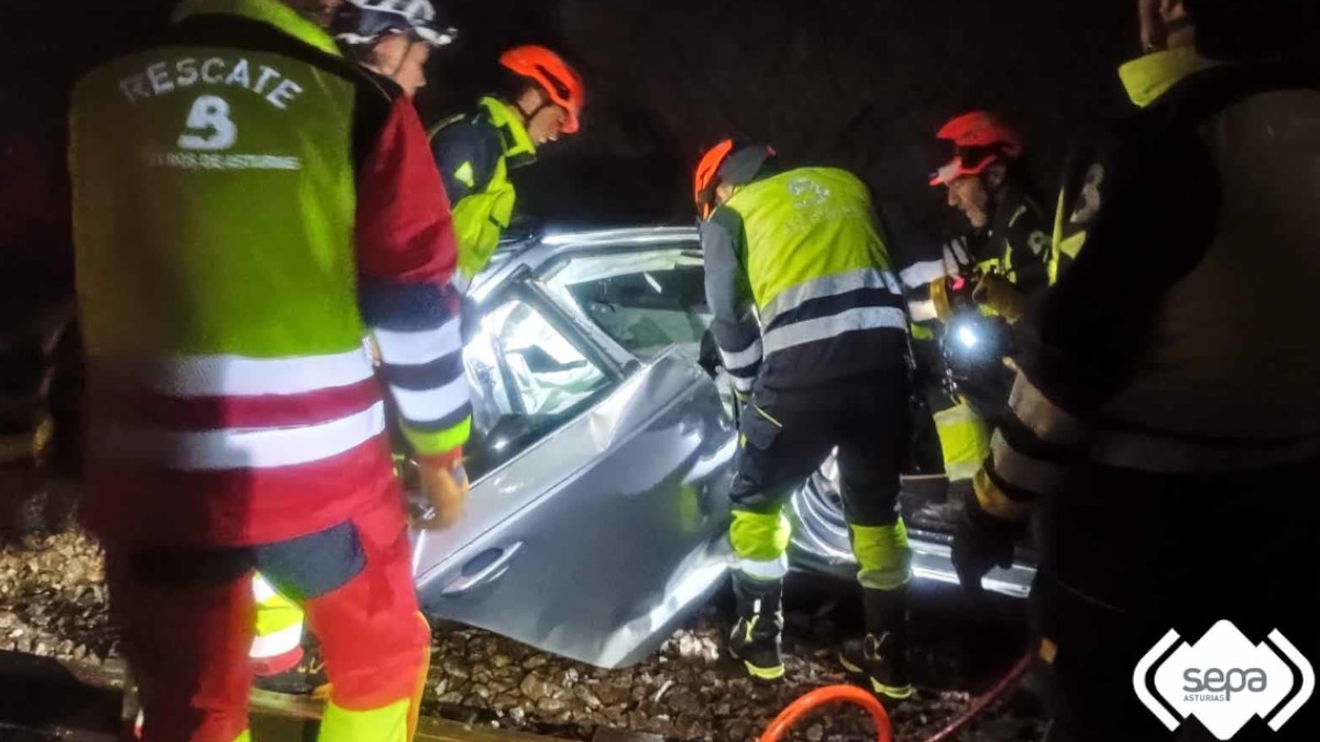 Un hombre muere al caer con su coche a la vía del tren que lo arrolló 1