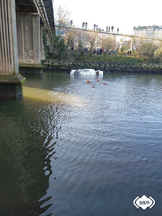 Estupor ante la caída de una furgoneta desde un puente al agua 2