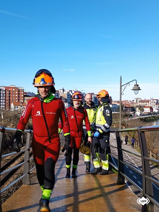 Estupor ante la caída de una furgoneta desde un puente al agua 3