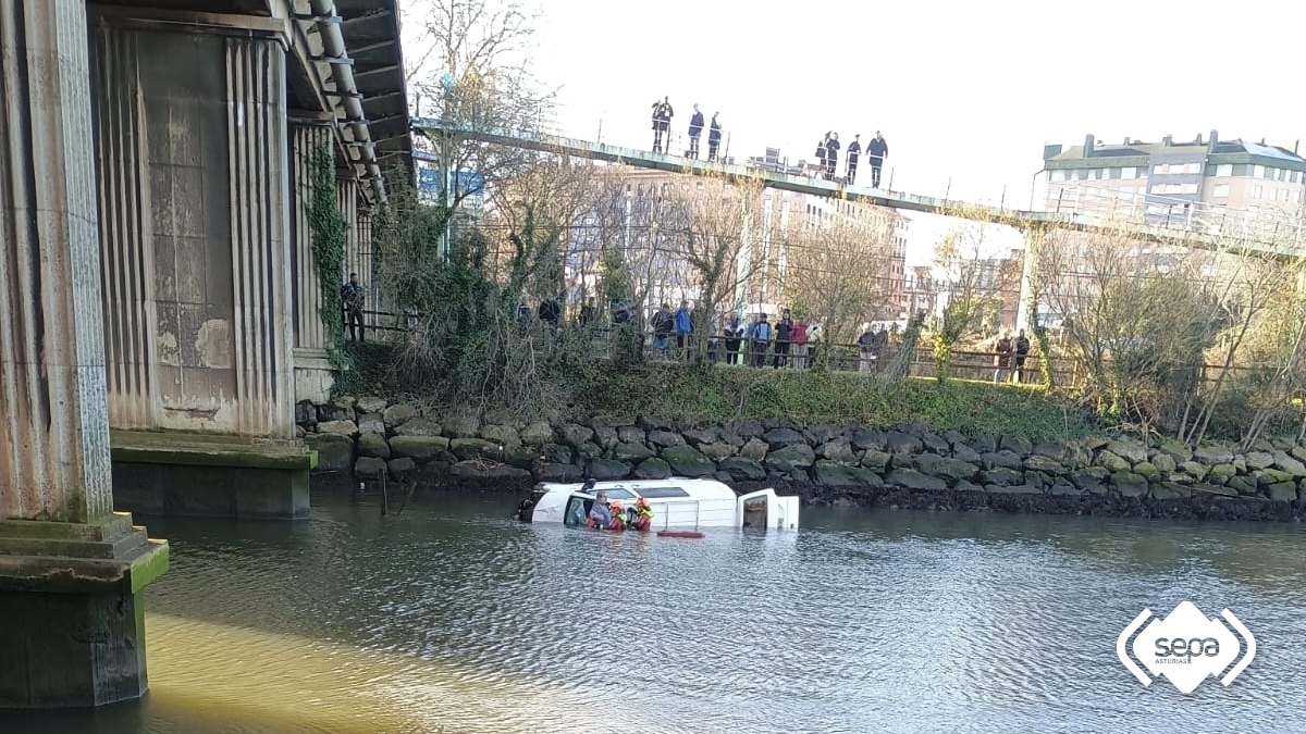 Estupor ante la caída de una furgoneta desde un puente al agua 1