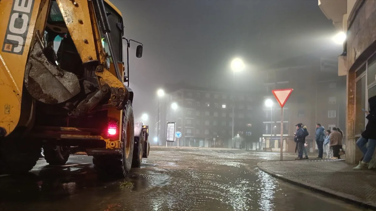 Un reventón en una tubería provoca inundaciones en varias calles de León 1