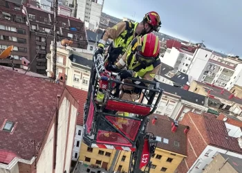 Los bomberos intervienen en el centro de León 2