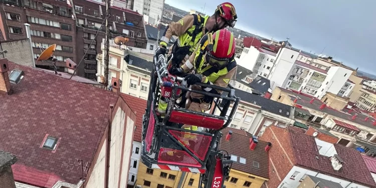 Los bomberos intervienen en el centro de León 1