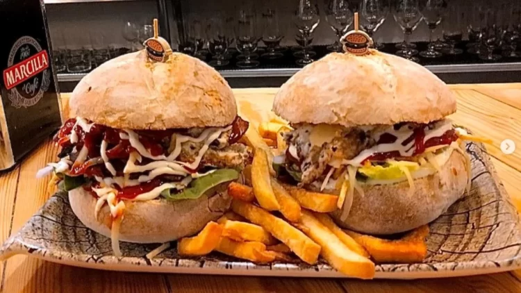 El nuevo lugar de moda para comer hamburguesas "Gordas" 2