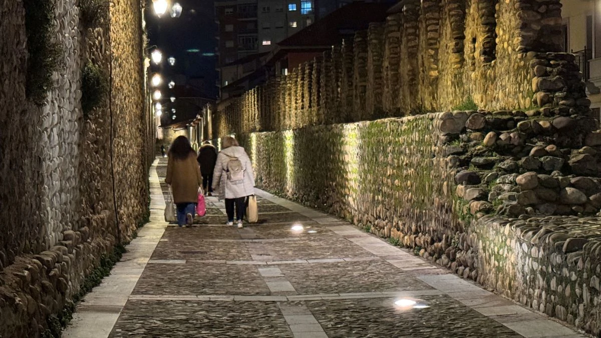 La muralla de León estrena iluminación por 94.366 euros 1