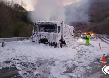 Se calcina un camión en la AP-66 1