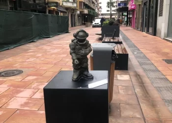 Dos nuevas esculturas sorprenden en el centro de León 1