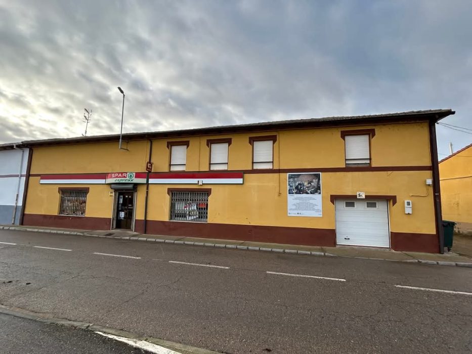 Se vende un supermercado de pueblo en pleno funcionamiento 1