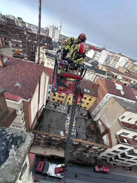 Los bomberos intervienen en el centro de León 2