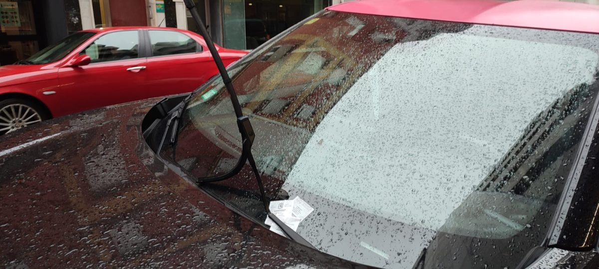 El olvidado coche de techo rosa que emociona la calle Roa de la Vega 4