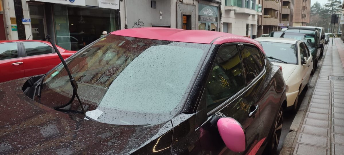 El olvidado coche de techo rosa que emociona la calle Roa de la Vega 3