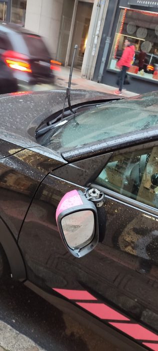 El olvidado coche de techo rosa que emociona la calle Roa de la Vega 2