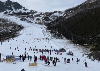 Los esquiadores disfrutan de la nieve