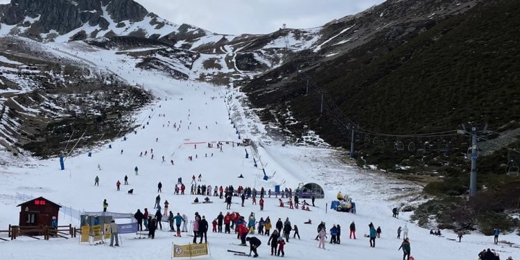 Los esquiadores disfrutan de la nieve