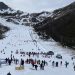 Los esquiadores disfrutan de la nieve