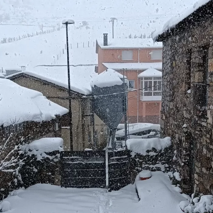 Este pueblo de León está totalmente cubierto de nieve 2