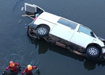 Una furgoneta cayó brutalmente en la ría