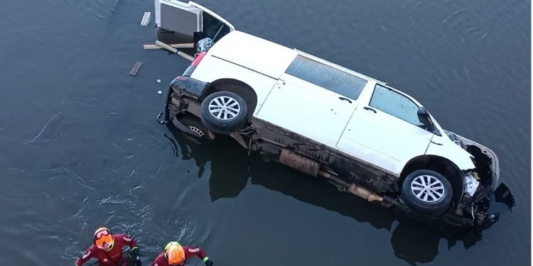 Una furgoneta cayó brutalmente en la ría