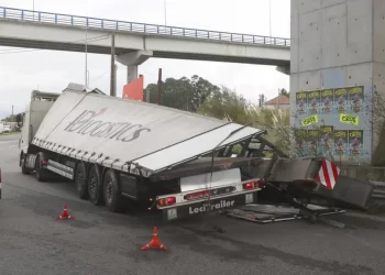 Grúa cae de un camión