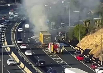 Incendio de un camión en la autovía