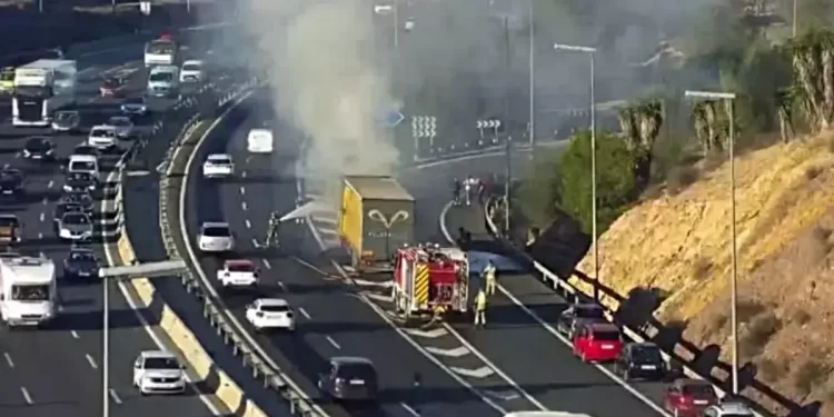 Incendio de un camión en la autovía