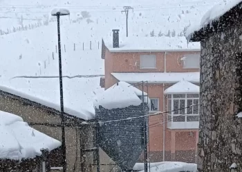 Pueblo de León cubierto de nieve