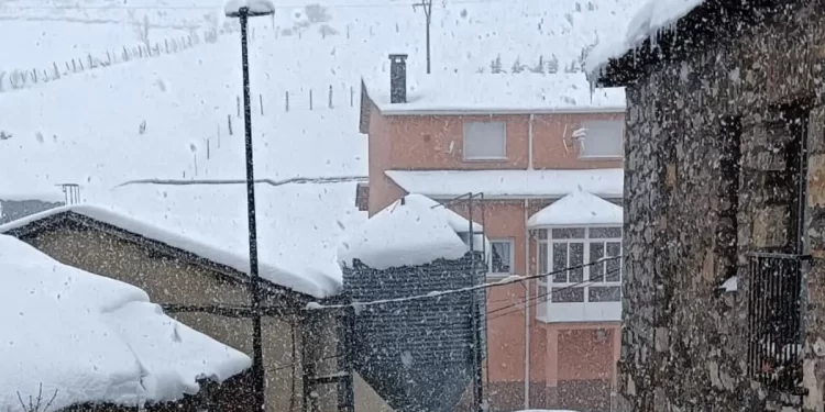 Pueblo de León cubierto de nieve