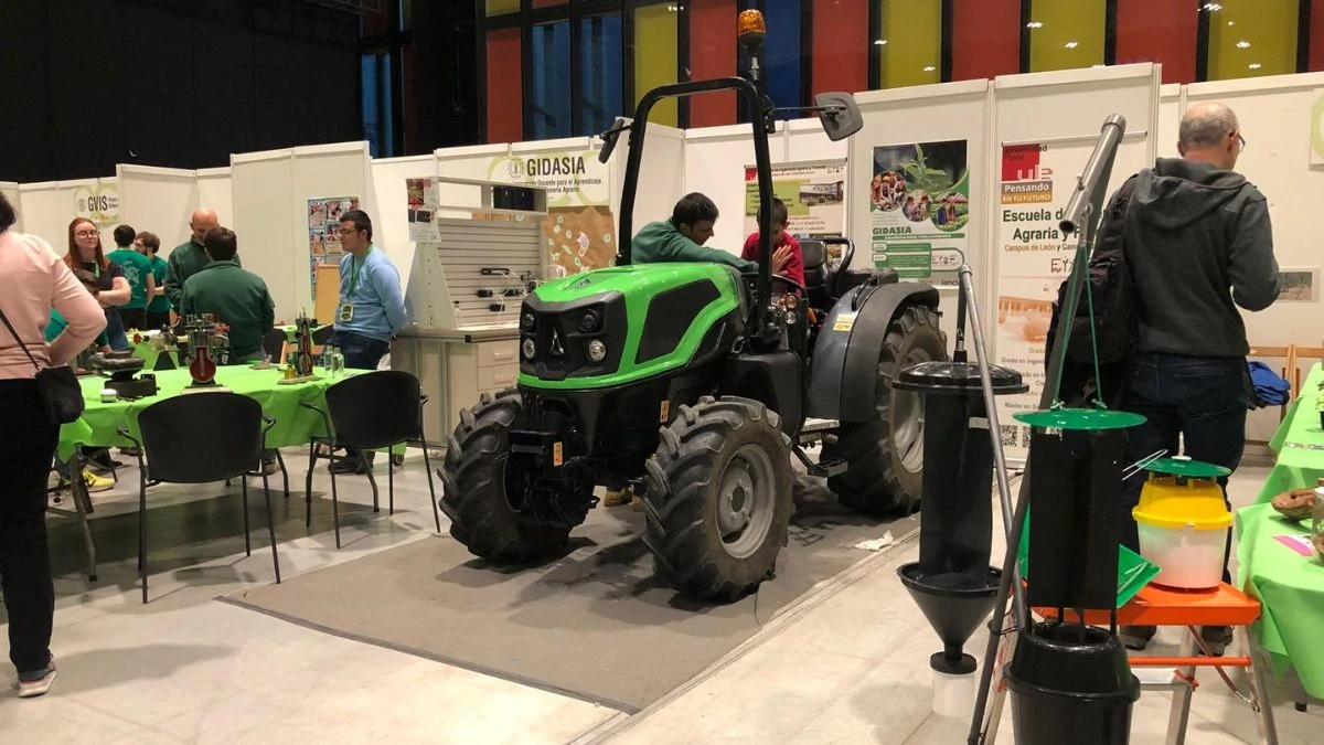 Cientos de leoneses visitan Expociencia 2025 en su primera jornada 17