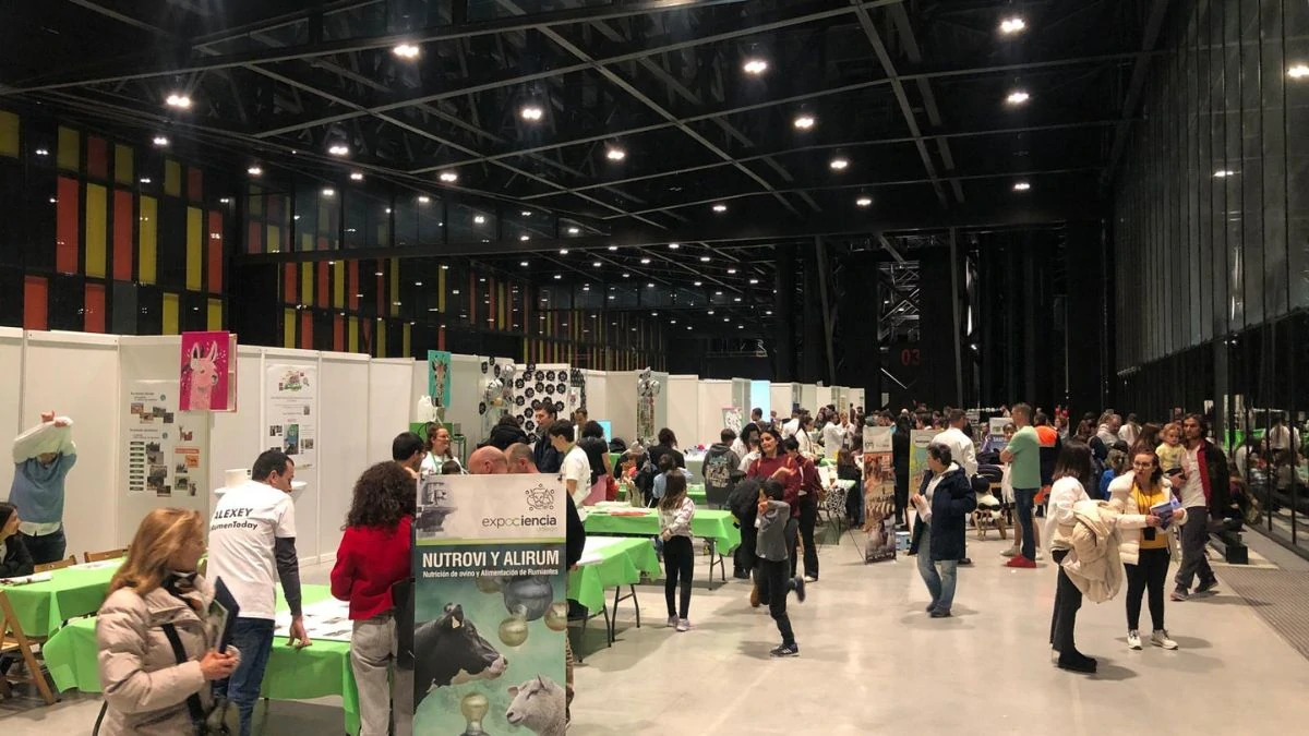 Cientos de leoneses visitan Expociencia 2025 en su primera jornada 25