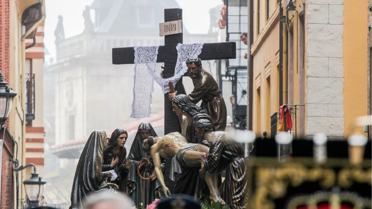 Imágenes de la procesión extraordinaria de 'El Descendimiento' en León 1