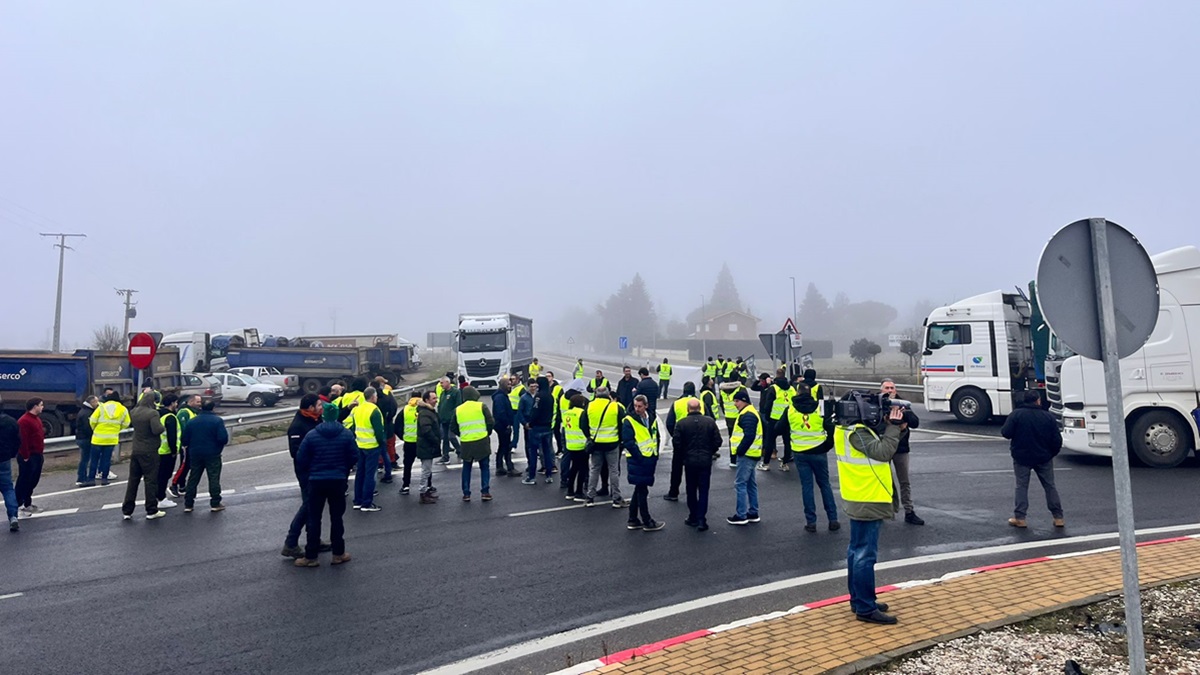 Decenas de vehículos atascados en la entrada de León 1