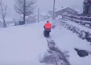 La nieve vuelve a un pueblo de León