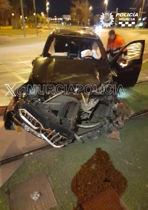 Un coche se estampa contra el muro en una rotonda 1