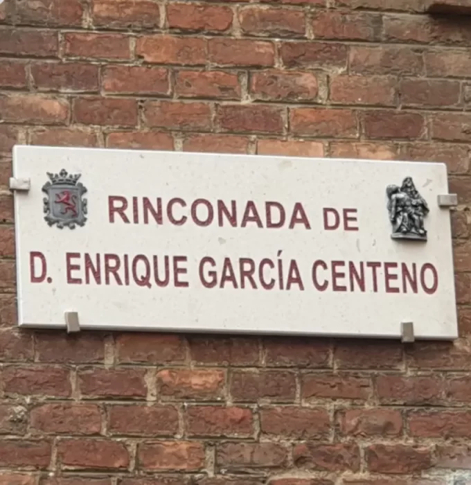 Una nueva placa en León recuerda a un conocido párroco 1