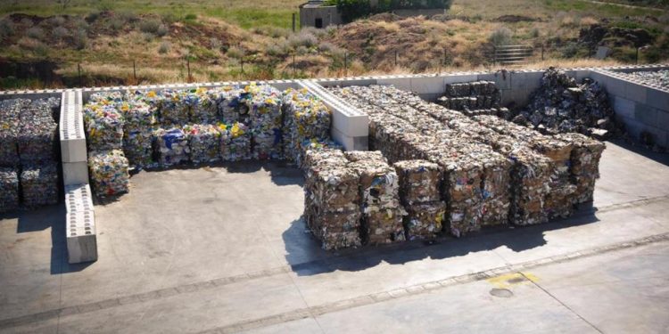 Un cuerpo muerto en una planta de reciclaje