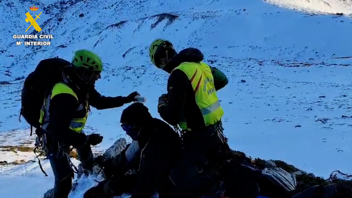 Espectacular rescate de altura en un pico de León 1