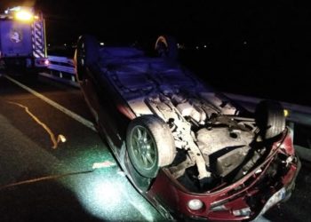 Un impresionante vuelco en la autopista