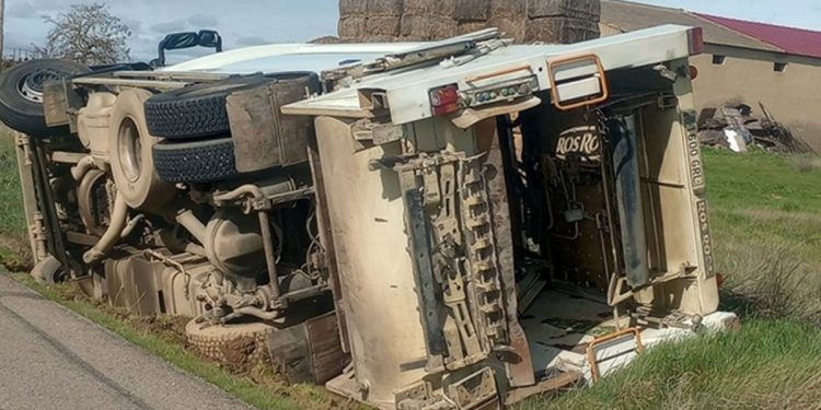 El camión de la basura acabó en la cuneta