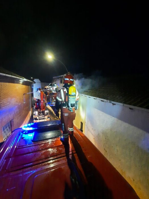 Un gran incendio acaba con una casa en un pueblo de León 3