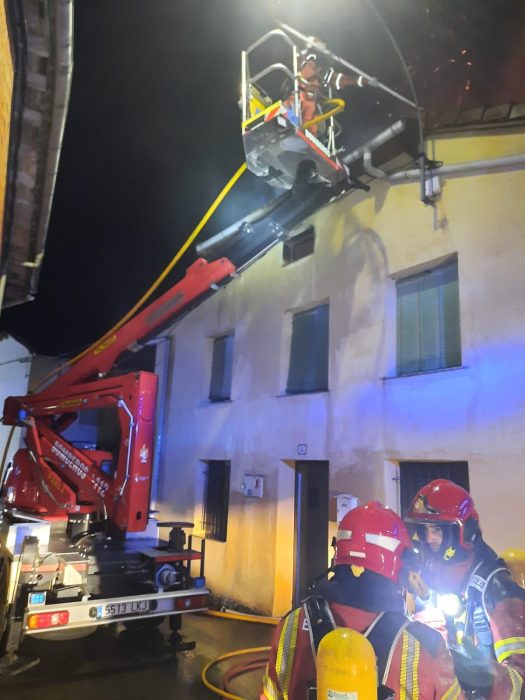 Un gran incendio acaba con una casa en un pueblo de León 2