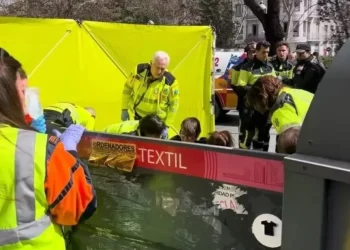 Fallece un varón dentro de un contenedor de ropa 1