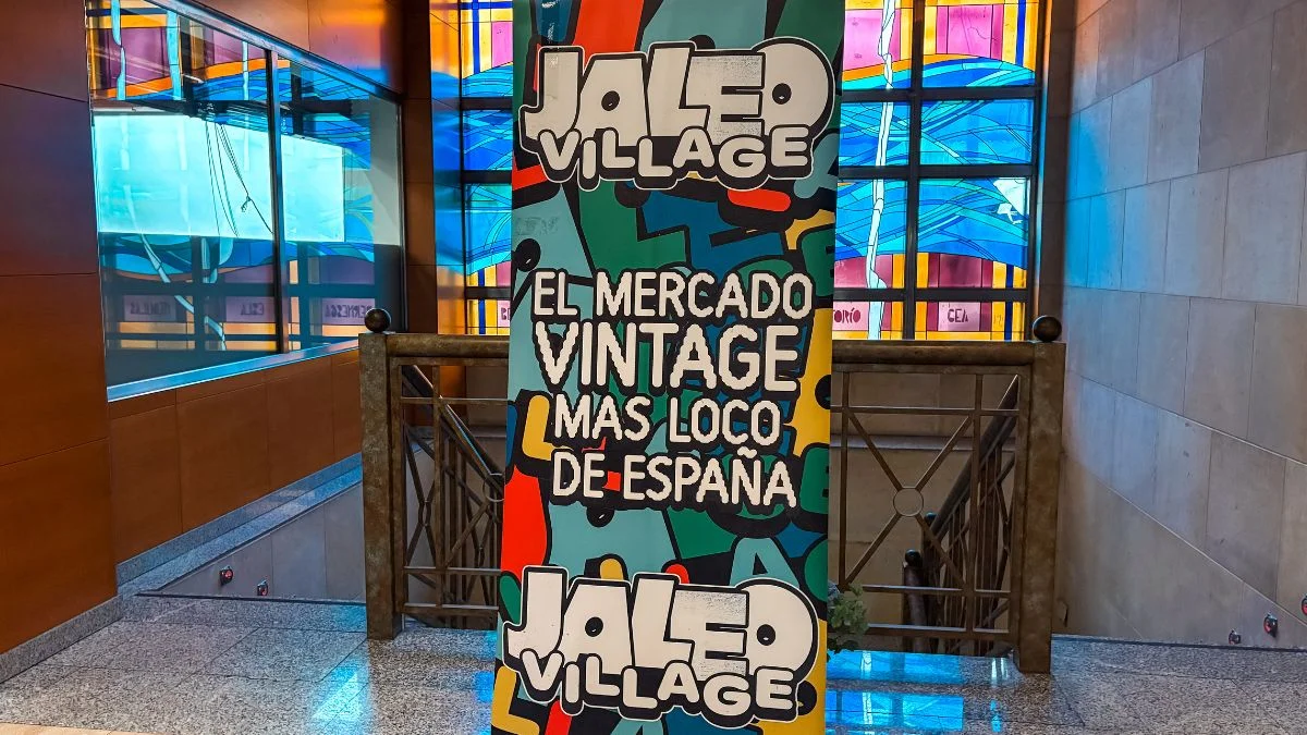 Largas colas en la apertura de la pop-up de ropa vintage en León 1