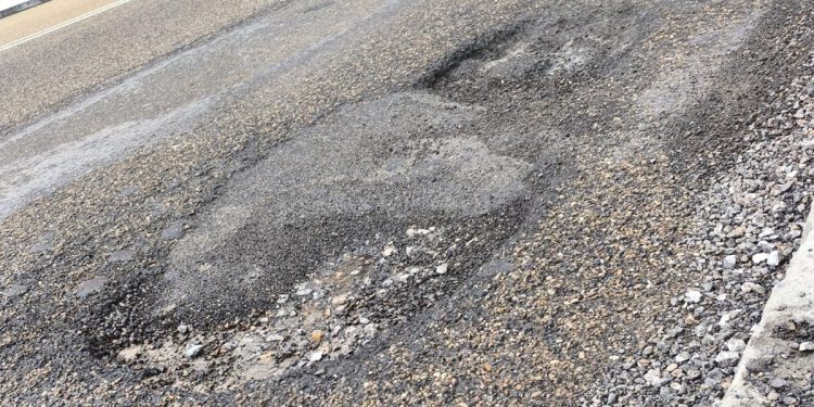 Un bache pone en riesgo a los leoneses